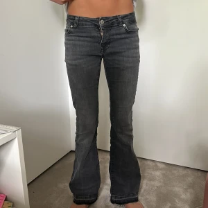 Svarta bootcut cars jeans  - Uppsprättade jeans, köparen står för frakten 💞