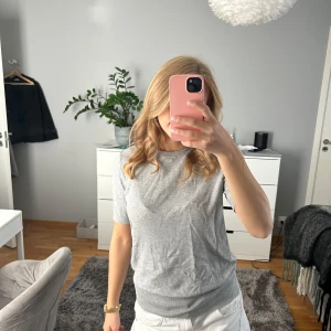 Grå T-shirt från Zara - Säljer en enkel och stilren grå tröja från Zara i storlek M. Tröjan är endast använd några gånger o är i bra skick.💕💕