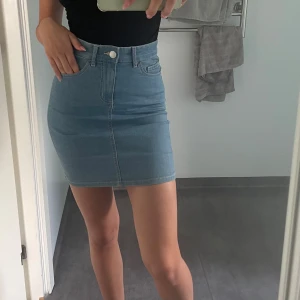 Ljusblå jeanskjol med hög midja - Hör av er 💗