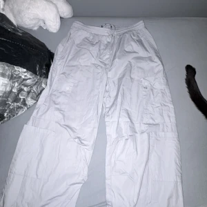 Baggy byxor - parachute style - Lätta och luftiga byxor, perfekta för sommaren! 🌞 Tunt tyg som sitter skönt och ger den trendiga parachute-looken. Köpta på New Yorker och bara använda några få gånger, så de är i fint skick. Lätta att styla både med sneakers och sandaler.
