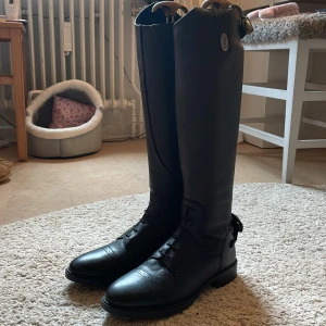 Svarta ridstövlar från CRW  - Snygga svarta ridstövlar från CRW som är helt nya💗Aldrig använda  Kommer i originalkartong och i storlek 38. Nypris: 1300 Mitt pris: 800