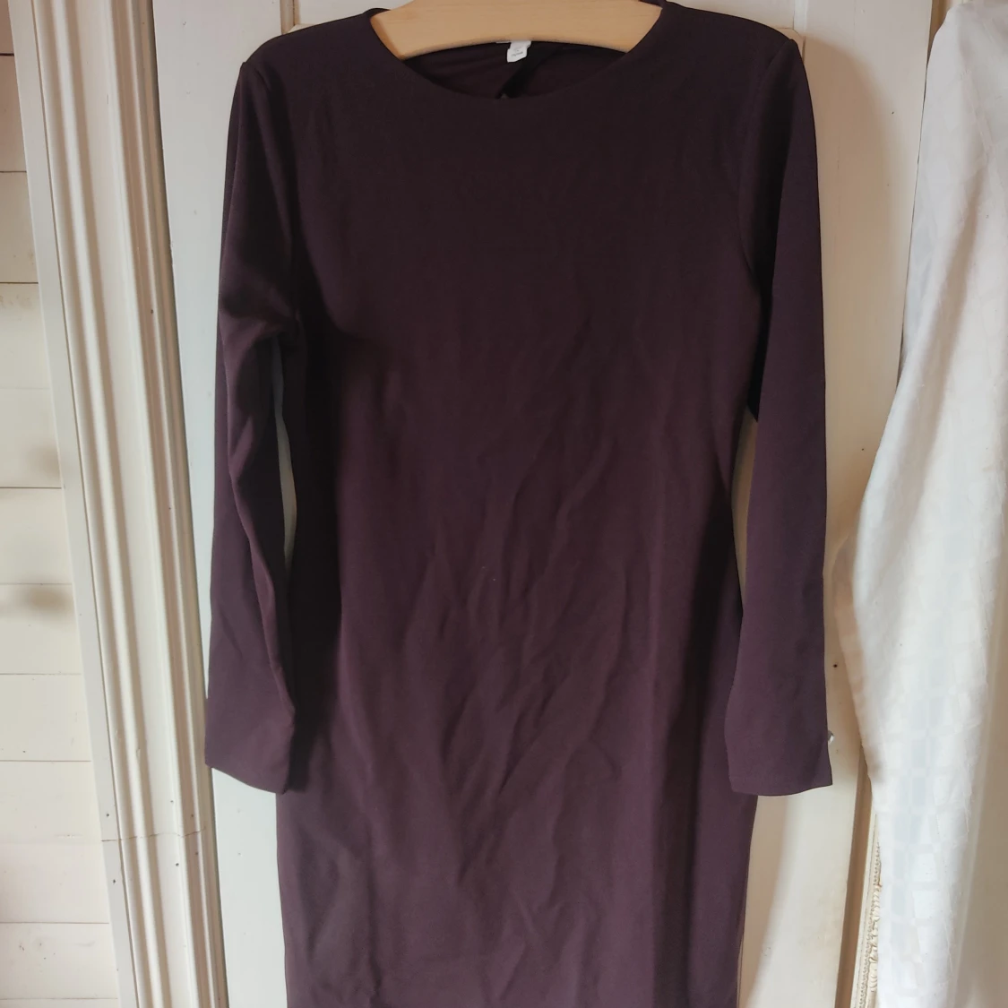 Mörklila klänning med öppen rygg - 1