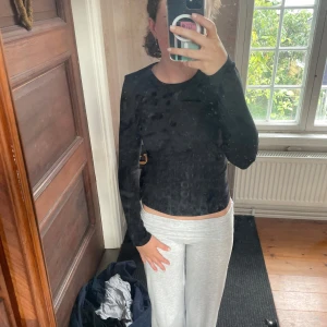 Svart långärmad topp i slim fit - Säljer denna svart långarm tröjan från Gina Tricot, nästan aldrig använt i jätte bra skick!!!🫶🏻🫶🏻🫶🏻