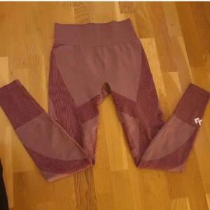 Träningstights - Rosa seamless tights från Lager 157 i storlek M. De är superbekväma och perfekta för träning. Tightsen har en hög midja och är gjorda i ett stretchigt material som ger en tight passform. Köparen står för frakten 