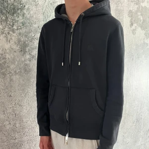 Burberry Hoodie - Färg: Mörkblå🔵 Skick: 8/10 Sitter vanligt i storlek, Inga fläckar eller hål. Tveka inte på att ställa frågor!
