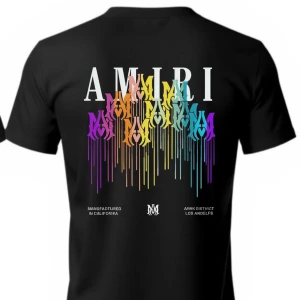 Svart Amiri t-shirt med färgglatt tryck - Svart t-shirt från Amiri med stort färgglatt grafiskt tryck på ryggen och mindre tryck på bröstet. T-shirten har klassisk passform, rund hals och korta ärmar. Trycket har en cool drip-effekt i lila, orange, gul, blå och turkos. Perfekt för dig som gillar streetwear vibes.