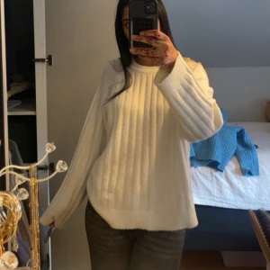 Vit ribbad stickad tröja - Säljer en vit stickad tröja med ribbad struktur💞S