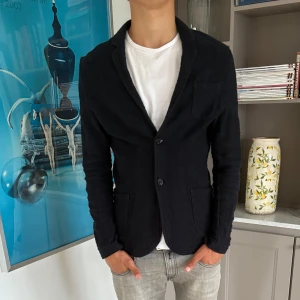 Stickad kavaj från Zara - Riktigt go stickad kavaj från Zara i bra skick! Från en äldre kollektion o går inte att få tag på idag. Storlek S, 179 cm 66 kg på bilden. Hör av dig vid frågor!