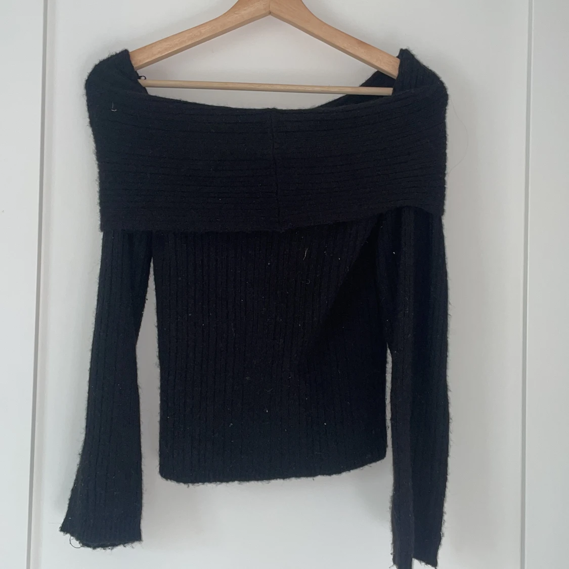 Svart offshoulder stickad tröja - 1