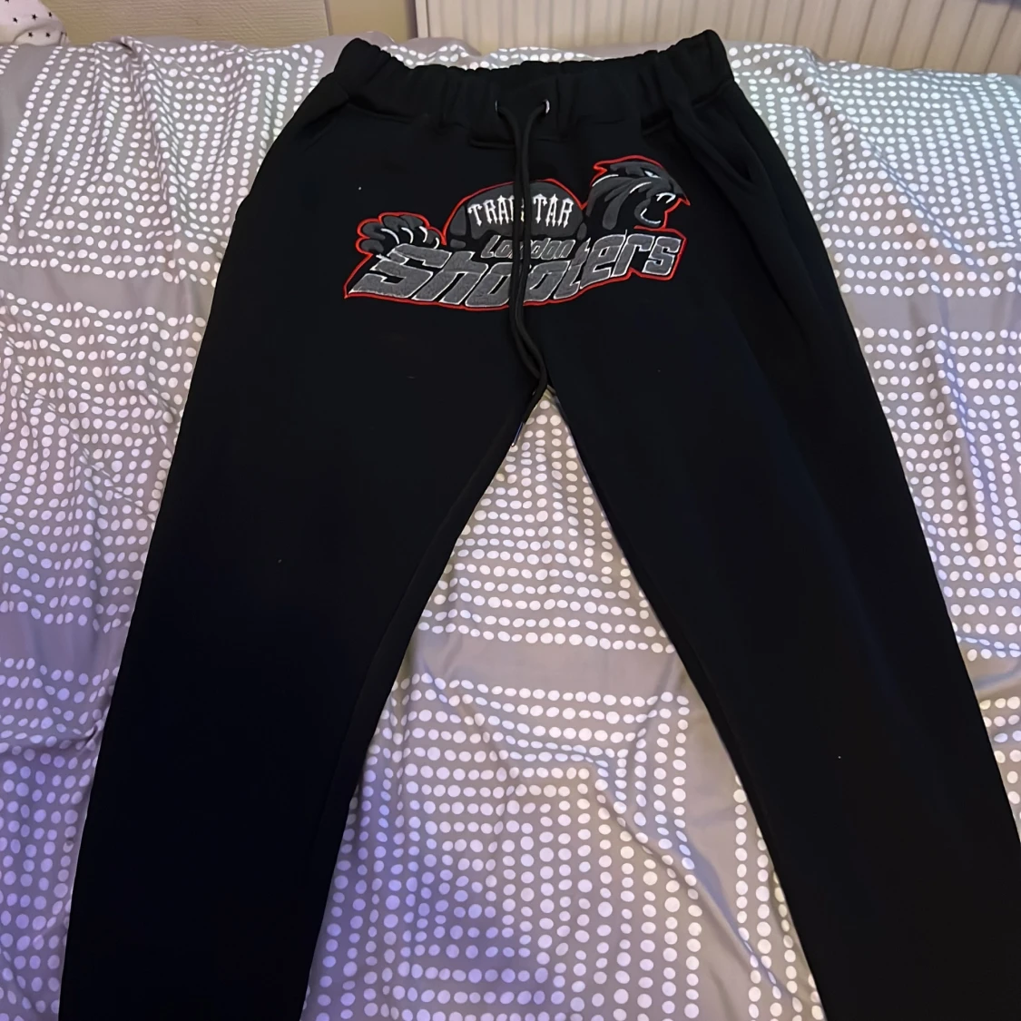Svarta mjukisbyxor med tryck från trapstars unika plagg 