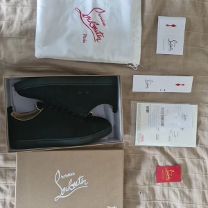 Louboutin skor - Säljer dessa väl omhändertagna looubsen. Stl 44 allt medföljer. Använda nån gång vid fina tillfällen. Inpregnerade så de är vattentåliga. Skriv för fler bilder.
