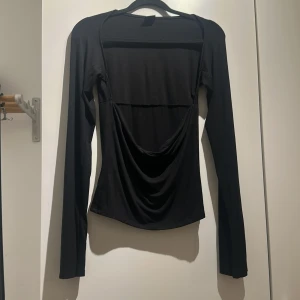Svart långärmad topp - Svart långärmad topp från Gina Tricot. 