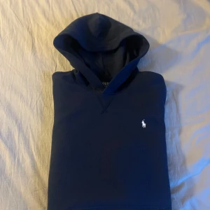  Polo Ralph Lauren hoodie - Säljer en mörkblå hoodie från Polo Ralph Lauren då den är för liten. Ny pris runt 1800, skick 10/10 pris kan diskuteras lite grann skriv gärna om frågor eller fler bilder🙂