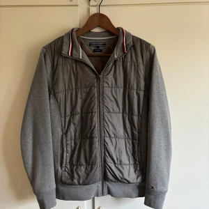 Grå Cardigan Tommy Hilfiger XS/S (slim fit) - Tjena, säljer min gråa cardigan från Tommy Hilfiger p.g.a att jag har fixat ur den. Den har Tesdybjörn liknande material vid ryggen, ärmarna är normala men sydda med ett extra lager tjockt bommul så man fryser inte ett dugg i den, iaf inte jag. Man kan ha den hela vården, sommarkvällar, hela hösten och t.o.m lite in på vintern. Perfekt, varm och stilern. Det står storlek S men jag tycker den sitter mer som XS. Använd lite grann och inga defekter alls. Tveka inte att höra av er vid frågor!🙂👍🏻