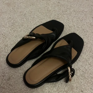 Svarta sandaler från Flattered, strl 37 - Stilrena svarta sandaler från Flattered i storlek 37. Helt nya och oanvända, ordinarie pris ligger runt 2500 kr💞