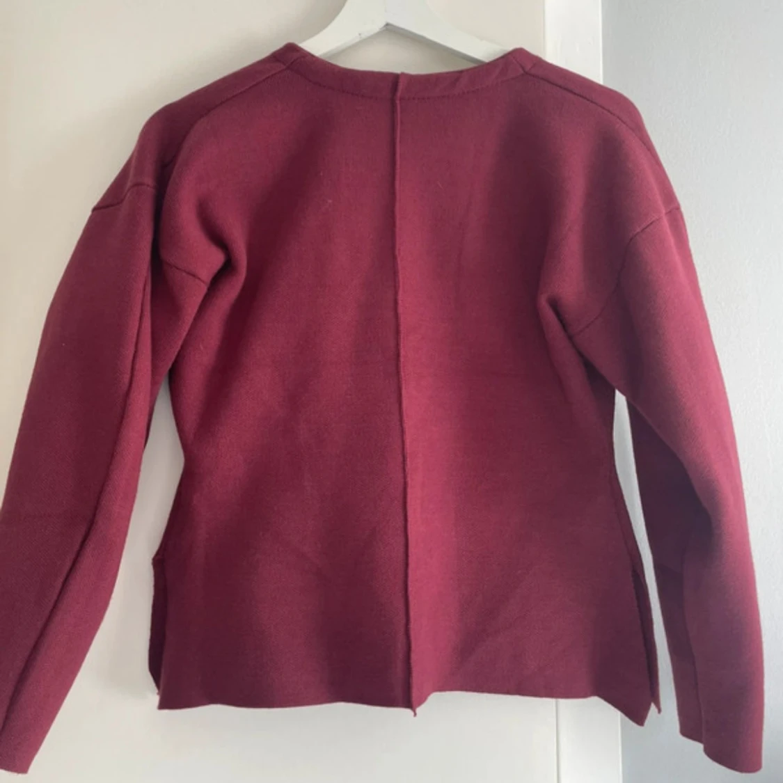 Vinröd kofta med v-ringning och knappar - 1
