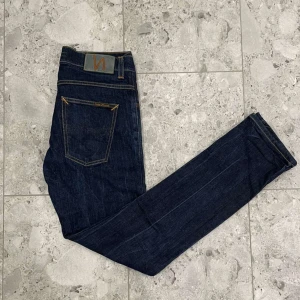 Mörkblå Nudie Jeans, slim fit 30/32 - Blåa Nudie Grim Tim Jeans || Storlek W30 L32 || Jeansen är i bra skick || Mitt pris 699kr || Tveka inte på att höra av dig vid frågor eller funderingar 