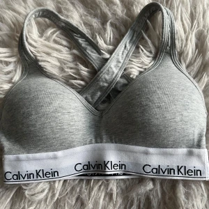 Calvin klein Bh - Grå calvin klein bh i storlek XS. Knappt använd💕
