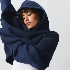 Mörkblå hoodie från Ginatricot  - Säljer den trendiga hoddien från Ginatricot i mörkblå. Tröjan är i storlek Xs och är super mjuk och skön och passar till många olika outfits💕 skriv för frågor eller fler bilder!