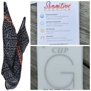 ☀️Ny SUNFLAIR kvalitetsbaddräkt G-cup  - Mode för alla 💦Riktigt snygg baddräkt i mörkblått/vitt mönster med dekorativa orangea detaljer. Modellen har omlott-look framtill som framhäver figuren och ger ett smickrande intryck.  🩱 Detaljer: 	•	Märke: SUNFLAIR Beachfashion 	•	Storlek: 48 G-cup (EU-storlek) 	•	Klorresistent och snabbtorkande material 	•	Hög UV-skyddsfaktor 	•	Mycket bekväm passform med stöd 	•	Tyg: Sensitive® Fabrics – extra mjukt och hållbart  ✨ Ny med etikett och skydd.  Pris i affär: 1300kr. Mitt pris: 950kr