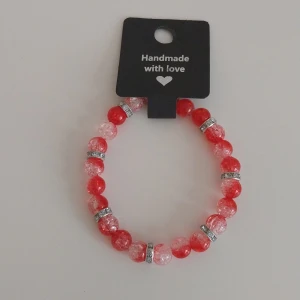 Rött och rosa pärlarmband - Superfint armband med röda och rosa pärlor, varvat med glittriga silvriga detaljer. Perfekt accessoar för att ge lite färg till din outfit. Hör gärna av dig om du vill veta mer🙂