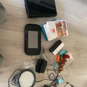 Nintendo wii U - Säljer denna wii u för spelar inte längre. laddare, 6 spel, 2 kontroller och hdmi kabel inkluderas. Den fungerar som den ska och batteriet är bra