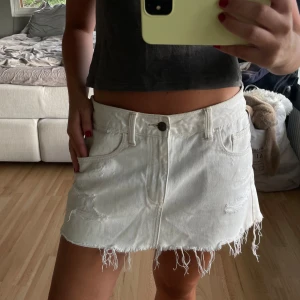 Vit jeanskjol  - Vit jeanskjol med låg midja. Använd en gång och den är i storlek w28. 