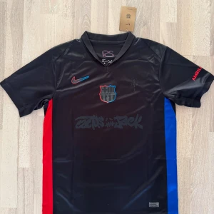 Barcelona X Travis scott Lamine yamal - Helt ny. Storlek M. Skriv ifall ni vill ha mer bilder.