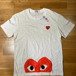 Vit Comme des Garçons Play t-shirt - Vit t-shirt från Comme des Garçons.                      ✅Skriv för mer bilder eller frågor ✅                      ✅Köp flera och pris kan diskuteras ✅