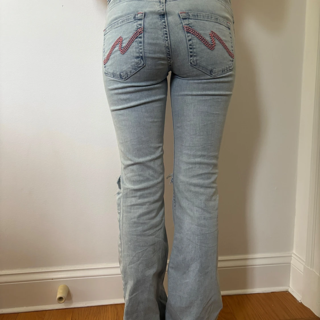 Nelly Ljusblå bootcut jeans med slitningar - 1