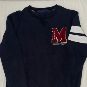Morris R Club sweatshirt  - Morris R club sweatshirt, nypris över 1500kr, använt ett fåtal gånger. Hör gärna av vid minsta fråga.