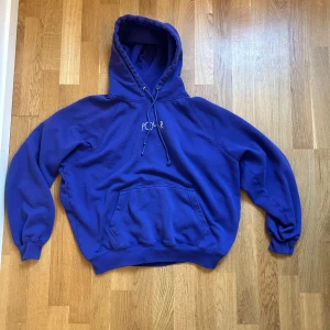 lila  hoodie från Polar Skate Co - Säljer en lila hoodie från Polar Skate Co i storlek medium. Tröjan har broderad logga på bröstet, stor huva med snörning och en klassisk känguruficka. Tillverkad i mjuk bomulls- och polyestermix, perfekt för chill dagar.