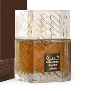 Khamrah Qahwa parfym från Lattafa - Khamrah Qahwa från Lattafa är en lyxig parfym i en fyrkantig, kristallmönstrad glasflaska med guldbrun vätska. Flaskan har en elegant etikett i guld och arabiska tecken. Perfekt för dig som gillar unika och exklusiva dofter.