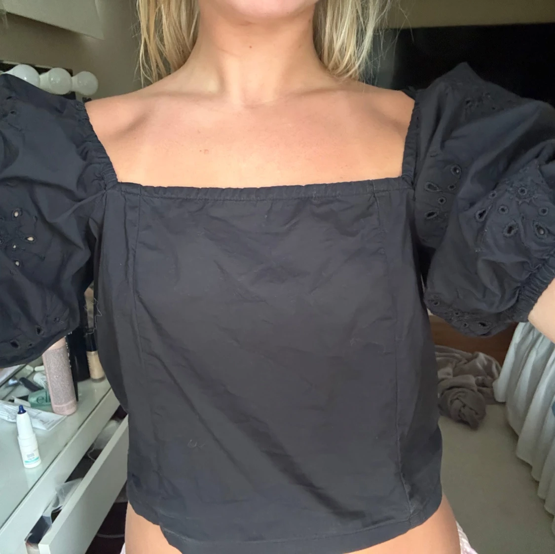 Svart croppad blus med puffärm - 2