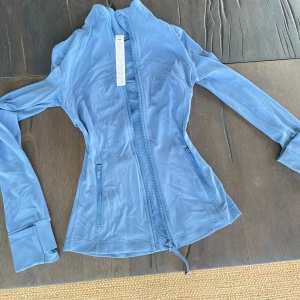 Blå define jacket från Lululemon - Använd ca 2 gånger. Helt slutsåld. 