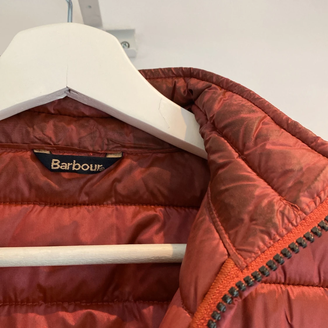 Rostfärgad pufferjacka från Barbour - 3