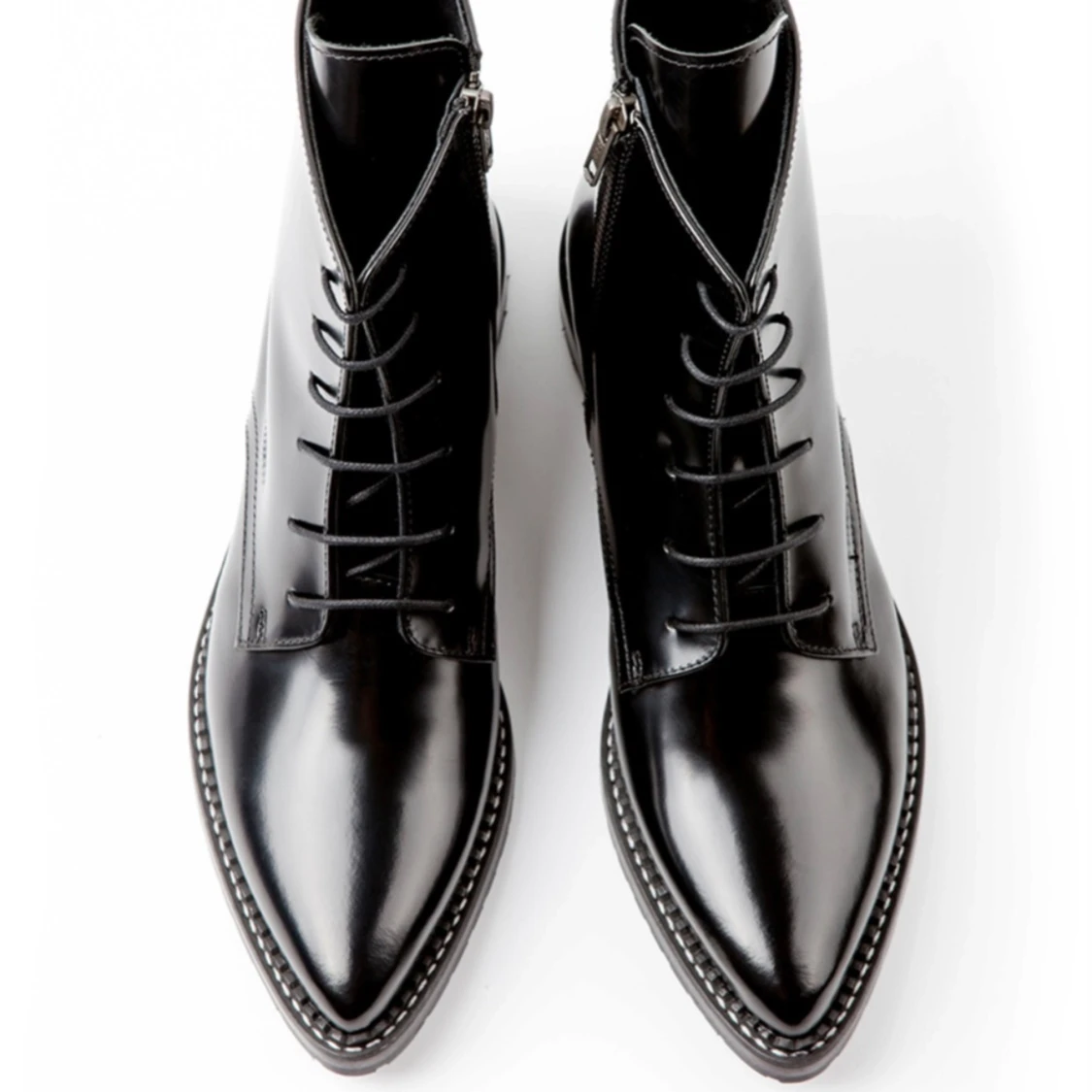 Svarta spetsiga snörade boots i skinn