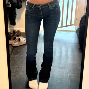 lågmidjade Crocker jeans - köpta för 899❣️ säljs då de blivit för små! storlek 24/32, går hela vägen till marken på mig som är 164🥰