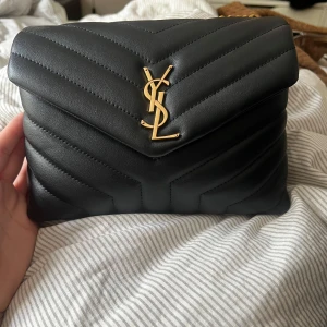 Ysl väska  - Säljer denna ysl väskan i modellen Lou lou.  fint skick. Har inget kvitto kvar därav priset. Väskan är i mellan storleken. Bara skriva om du har fler frågor!☺️