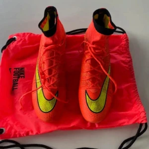Nike mercurial superfly IV elite fg - Like new (9.9/10) has a name on it which can easily be removed at a shoe repair or shoe cleaning company! 