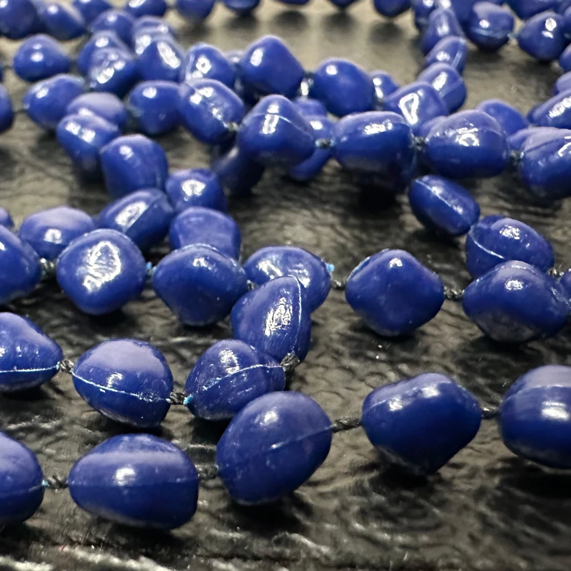Långt retrohalsband med oregelbundna koboltblå pärlor 130 cm Vintage 70-tal  - 3