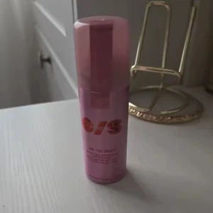 O/S rosa face mist - Fräsch rosa face mist från O/S i en snygg plastflaska med pump. Perfekt för att återfukta och ge glow till huden under dagen. Flaskan är smidig att ha med i väskan och har en modern design med röda detaljer. Har den stora denna är i mini size 