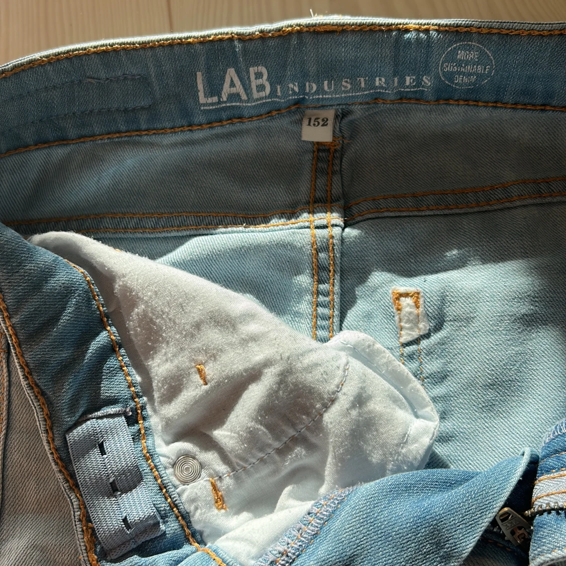 Ljusblå bootcut jeans från LAB Industries - 2