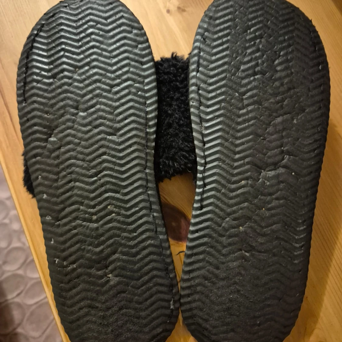 Svarta fluffiga sandaler - 1