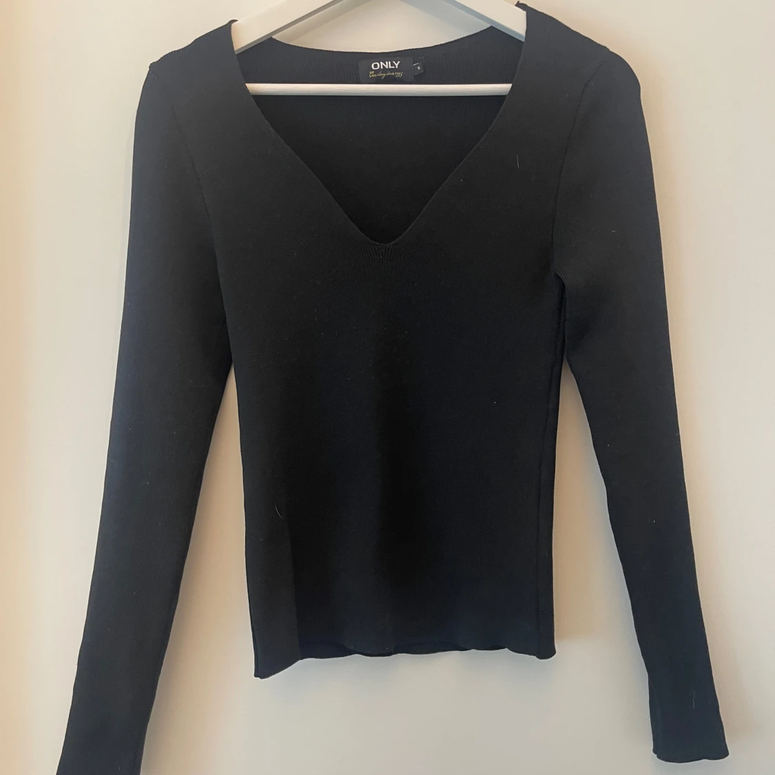 Svart v-ringad tröja från ONLY - 2