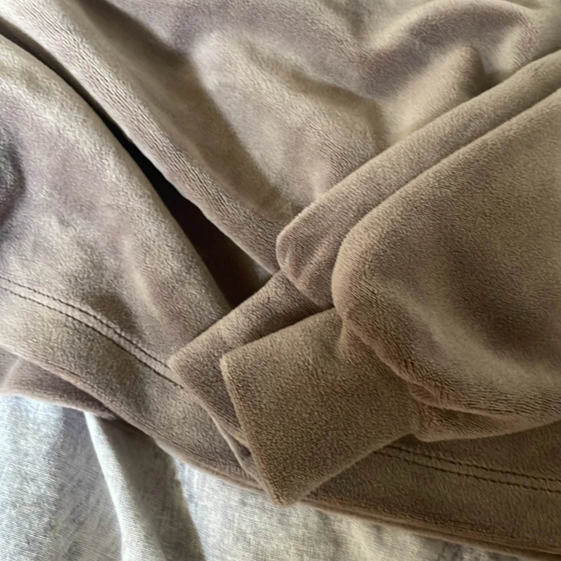Beige fleece-tröja med strassdetaljer - 1