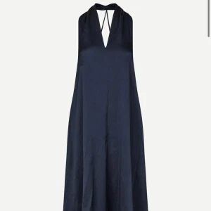 Samsoe klänning - Jätte fin mörkblå klänning från samsoe, helt oanvänd med lappar kvar. Perfekt till sommaren och som fin klänning 💓 de är M men passar S också. Nypris ca 2500