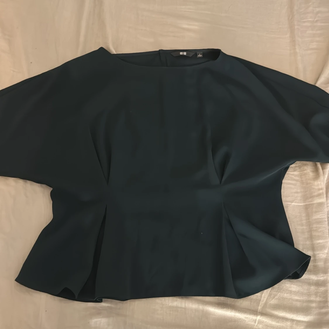 Mörkgrön omlottopp från Uniqlo