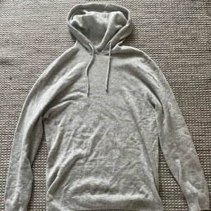 Grå kashmir hoodie  -  Jag säljer min stilren grå kashmir hoodie. Tröjan har långa ärmar och är tillverkad i ett mjukt material som är  Perfekt för dig som gillar en enkel och avslappnad look. Tröjan är i 7/10 skick och har inga defekter. Om du har några funderingar är de bara att höra av sig / mvh William! 