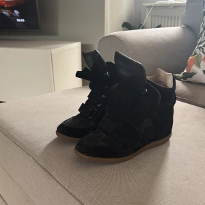 Isabel marant skor - Snygga svarta sneakers med kilklack och kardborreband. Jättebra skick!.